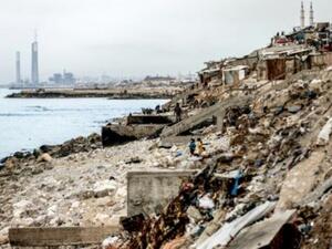 اطفال فلسطينيون على شاطىء بيت لاهيا في شمال قطاع غزة
