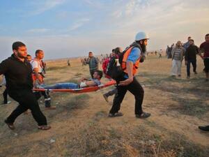 استشهد شاب فلسطيني وأصيب 36 آخرون برصاص الجيش الإسرائيلي
