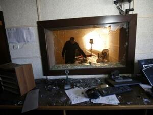 موظف في هيئة الإذاعة والتلفزيون الفلسطينية الحكومية يعاين الأضرار بعد اقتحام مقرها في غزة

