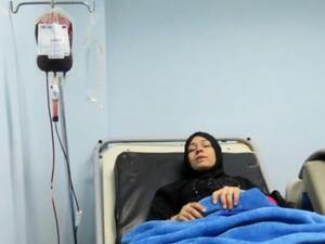 إمرأة سورية تتعالج في مستشفى في دمشق بعد اصابتها بصاروخ اطلقته فصائل معارضة على سوق تجارية مزدحمة في منطقة جرمانة
