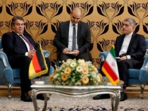 وزير الاقتصاد الايراني علي طيب نيا (يمين) مستقبلا نائب المستشارة الالمانية ووزير الاقتصاد سيغمار غابرييل في طهران

