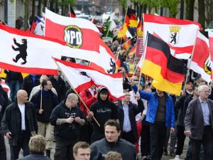 متظاهرون بألمانيا يهاجمون الشرطة احتجاجا على تحرش لاجئين بفتاتين

