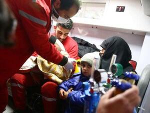 أمرأة وطفلها ينقلان بسيارة اسعاف خلال الاجلاء الطبي من بلدة بالغوطة الشرقية إلى دمشق يوم الأربعاء
