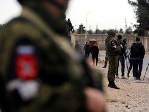 جنود روس يقومون بتأمين منطقة ينتظر فيها صحفيون مرور قافلة مساعدات عائدة من الغوطة الشرقية
