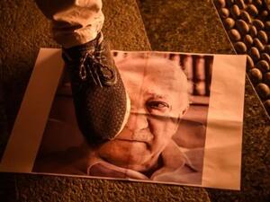 مناصر لاردوغان يدوس على صورة لغولن خلال تظاهرة في ساحة تقسيم في اسطنبول

