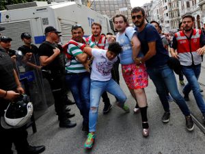 الشرطة التركية تفرق تجمعا للمثليين وتعتقل نائبين المانيين

