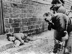 صحافيون يصورون جثة رجل وابنه في مدينة حلبجة الكردية بعد الهجوم الكيميائي الذي شنه الجيش العراقي

