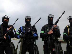 ضفادع بشرية من حماس في استعراض عسكري
