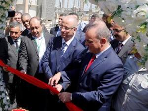 رئيس الوزراء الفلسطيني رامي الحمد الله ووزير الطاقة الإسرائيلي يوفال شتاينتز يفتتحان محطة كهرباء جديدة بالقرب من جنين
