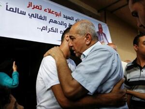 حمدان تمراز،  نائب مدير مكتب إدارة الأمم المتحدة لشؤون السلامة والامن في قطاع غزة يعانق ابنه في مدينة غزة بعد أن أفرجت عنه إسرائيل
