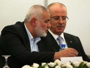 رئيس المكتب السياسي لحركة حماس اسماعيل هنية ورئيس الحكومة الفلسطينية رامي الحمد الله خلال اجتماع في غزة في الثالث من تشرين الاول
