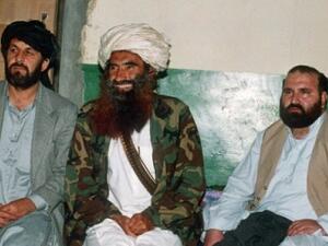 صورة تعود للعام 1991 تظهر جلال الدين حقاني (وسط) زعيم شبكة حقاني
