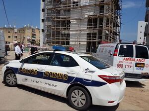 سيارتا شرطة واسعاف اسرائيليتان في موقع الحدث