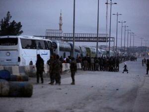 حافلات تستعد لنقل مقاتلين من المعارضة من حرستا بالغوطة الشرقية

