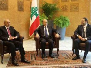 الرئيس اللبناني ميشال عون خلال اجتماعه مع رئيس الوزراء سعد الحريري ورئيس البرلمان اللبناني نبيه بري في قصر الرئاسة في بعبدا يوم الأربعاء

