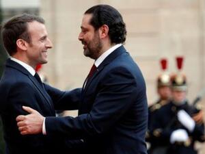 الرئيس الفرنسي إيمانويل ماكرون (إلى اليسار) يرحب برئيس الوزراء اللبناني المكلف سعد الحريري لدى وصوله قصر الإليزيه في باريس يوم العاشر من أبريل نيسان 2018
