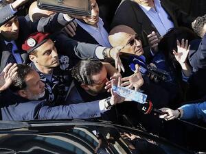 رشق الحريري بعبوات المياه خلال تظاهرة في بيروت