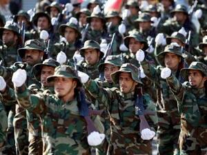 أفراد من قوات الحشد الشعبي العراقية الشيعية خلال عرض عسكري في بغداد
