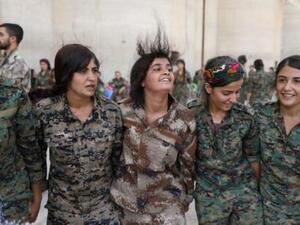 مقاتلات تابعات لقوات سوريا الديمقراطية يرقصن في مراسم لتخريجهن في مدينة الحسكة بشمال غرب سوريا

