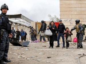 نازحون عراقيون هاربين من اشتباكات بين القوات العراقية ومسلحي تنظيم الدولة الاسلامية
