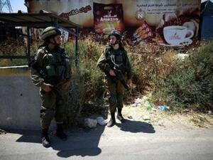 جنديان إسرائيليان عند نقطة تفتيش بالقرب من الخليل
