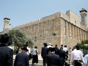 رجال دين يهود وسياح قرب الحرم الابراهيمي

