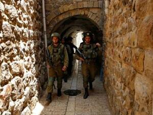 جنديان اسرائيليان يقومان بدورية في مدينة الخليل في الضفة الغربية المحتلة

