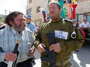 مستوطنو الخليل يكرمون جنديا دين بالاجهاز على فلسطيني جريح

