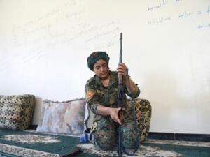 هيزا المقاتلة الايزيدية من "وحدات المرأة الشنغالية" التي تقاتل ضمن صفوف قوات سوريا الديموقراطية في الرقة ضد تنظيم الدولة الاسلامية

