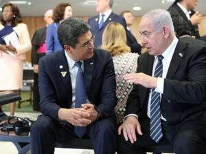 رئيس الوزراء الإسرائيلي بنيامين نتنياهو يتحدث مع رئيس هندوراس خوان أورلاندو هرنانديز

