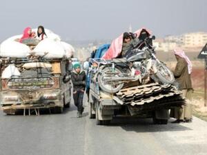 نازحون من ادلب (شمال غرب سوريا)على طريق حلب دمشق الدولي
