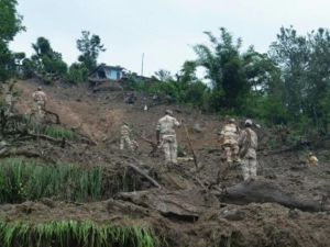 صورة نشرها الجيش الهندي لعمليات الانقاذ في اوتاراخند
