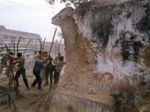 قرار قضائي بمحاكمة ثلاثة مسؤولين هنود على خلفية هدم مسجد ايوديا
