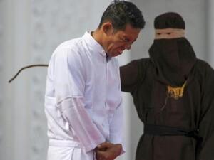 جون سيمبولون اثناء تنفيذ حكم الضرب بالعصي فيه
