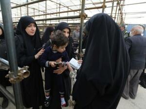 ايرانيات متجهات الى كربلاء بمناسبة اربعينية الحسين عند معبر مهران الحدودي بين ايران والعراق

