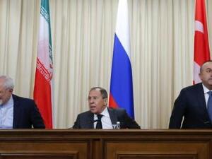 وزير الخارجية الروسي سيرجي لافروف يتوسط وزيري خارجية إيران جواد ظريف (يسارا) و تركيا مولود تشاووش أوغلو في مؤتمر صحفي في العاصمة الروسية

