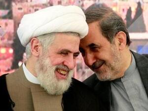 علي أكبر ولايتي مستشار الزعيم الأعلى الإيراني آية الله علي خامنئي (في اليمين) يتحدث مع الشيخ نعيم قاسم نائب زعيم حزب الله اللبناني أثناء مؤتمر في بيروت
