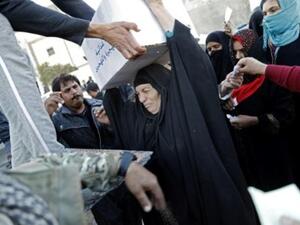 الحكومة العراقية توزع مساعدات غذائية لسكان الموصل

