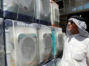 زبون في احد متاجر بغداد يعاين غسالات مصنعة في ايران

