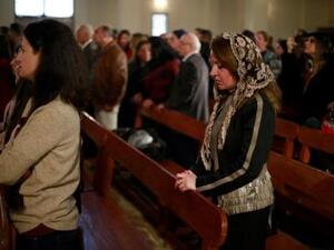 عراقيون أثناء قداس عيد الميلاد في احدى كنائس بغداد يوم الخميس
