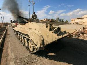 مركبات عسكرية عرقية تشارك في الحملة ضد الدولة الاسلامية في مدينة قراقوش العراقية بالقرب من الموصل
