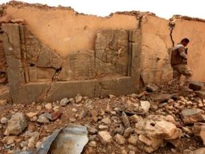 جندي عراقي يمر امام ركام في موقع نمرود الاثري
