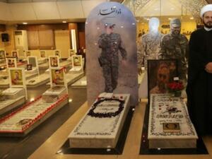 الامين العام لحركة النجباء العراقية اكرم الكعبي خلال زيارته لضريح القيادي العسكري في حزب الله عماد مغنية

