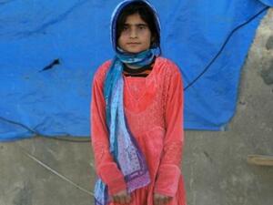 فتاة عراقية من طائفة الشبك تقف قرب منزلها الذي دمره جهاديو تنظيم الدولة الاسالمية في شرق الموصل
