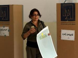 جندية عراقية كردية تدلي بصوتها في مركز اقتراع في عملية تصويت خاصة قبل الانتخابات التشريعية

