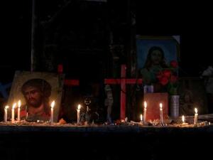 مسيحيون يوقدون شموعا في كنيسة بقرة قوش في العراق
