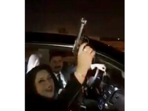 وحدة الجميلي وهي تحمل مسدسا أطلقت منه عيارات نارية.
