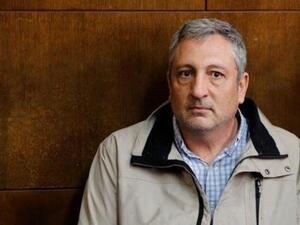 نير حيفيتس المتحدث السابق باسم رئيس الوزراء الإسرائيلي بنيامين نتنياهو في محكمة في تل أبيب

