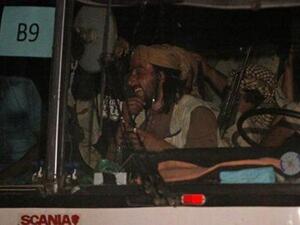 قافلة تقل مقاتلين من تنظيم الدولة الإسلامية وعائلاتهم تغادر القلمون على الحدود اللبنانية 
