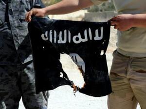 جندي سوري يحرق علما جهاديا في بلدة القريتين بمحافظة حمص وسط سوريا
